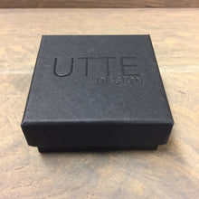 UTTE Design String & Stone Ørekæde / Navy & Oxi